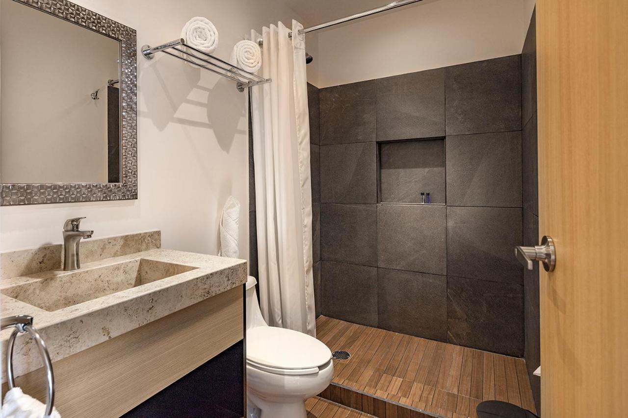 Hotel & 4*